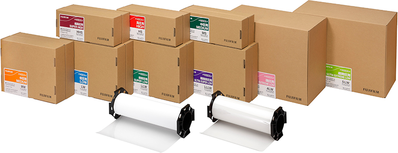 

<h1 ><strong>压力测量胶片使用指南</strong><strong> </strong></h1>
<p>\r” class=”featured-image” /></p>
<p >压力测量胶片是一种能以看得见的方式呈现压力、表面压力和压力分布情况的产品，可用于测量压力平衡、压力分布以及压力大小。它在众多行业中都有着重要的应用价值，下面将为您详细介绍其相关信息及使用方法。 </p>
<h2 ><strong>技术原理与组成</strong><strong> </strong></h2>
<h3 ><strong>胶片类型</strong><strong> </strong></h3>
<p >压力测量胶片分为双片型与单片型两种。双片型是在支撑体上分别涂有发色剂与显色剂的胶片，使用时通过叠加化学涂抹面；单片型则是在一片支撑体上涂有发色剂与显色剂的胶片。 </p>
<h3 ><strong>显色原理</strong><strong> </strong></h3>
<p >发色剂层中的微胶囊被压力破壁，渗出显色染料被显色层吸附，由此产生化学反应后显出红色。发色层上的微胶囊有多种大小和强度，且被均一涂布在发色层上，所以受压时会根据压力大小得到不同的显色浓度。 </p>
<h2 ><strong>操作指南</strong><strong> </strong></h2>
<h3 ><strong>普通压力测量胶片</strong><strong> </strong></h3>
<ol>
<li>将压力测量胶片裁剪成测量所需的形状。裁剪时，若使用剪刀裁剪 A 胶片，须注意避免压力测量部分的微胶囊破裂，破裂的微胶囊可能导致测量时着色不均匀。 </li>
<li>把裁剪好的胶片放入到要测量的地方，并进行施压。 </li>
<p> <a href=